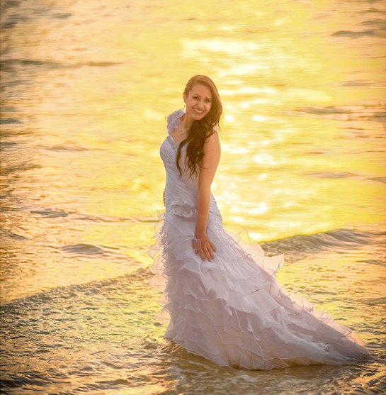 Novia en el mar al atardecer